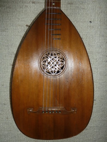 Sehr alte gitarrenlaute - sehr,